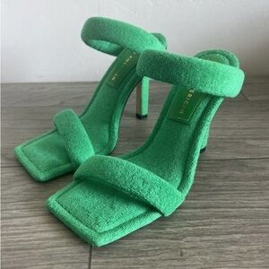 Good American Size: 9 Terry Heel Slides